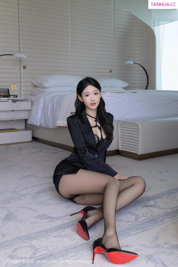唐安琪  [XiuRen]高清写真图 2025.05.12 No.10267 唐安琪 黑色西服第8张图片